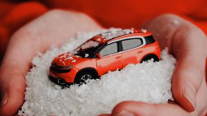 Превью обои машина, красный, снег, игрушка, руки