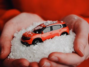 Превью обои машина, красный, снег, игрушка, руки