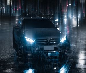 Превью обои машина, ночь, дождь, свет, улица