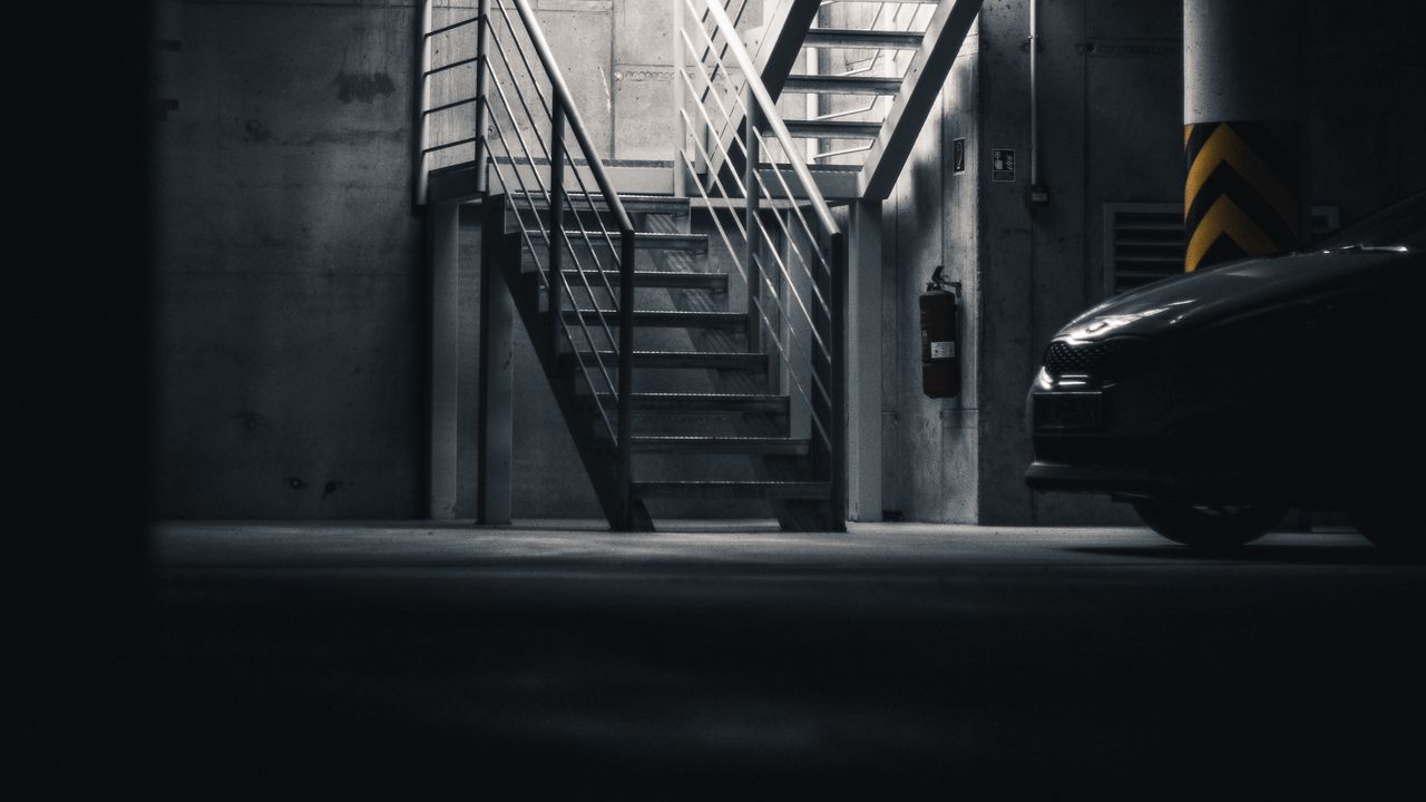 Обои машина, серый, темный, парковка, лестница