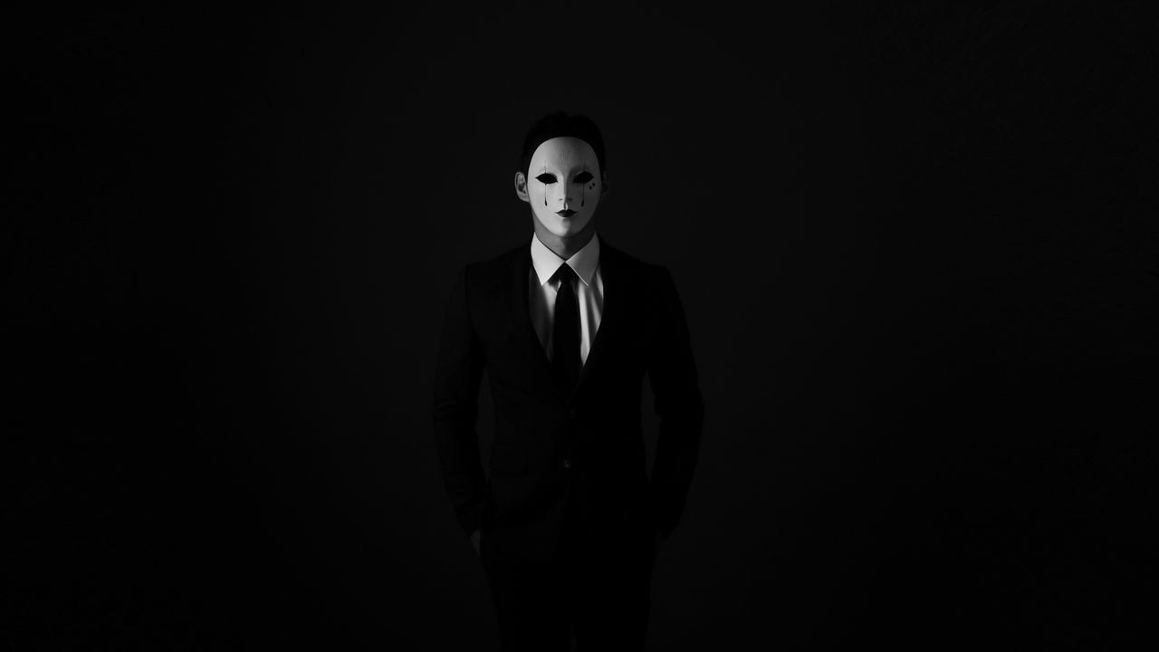Обои маска, аноним, чб, галстук, пиджак, рубашка
