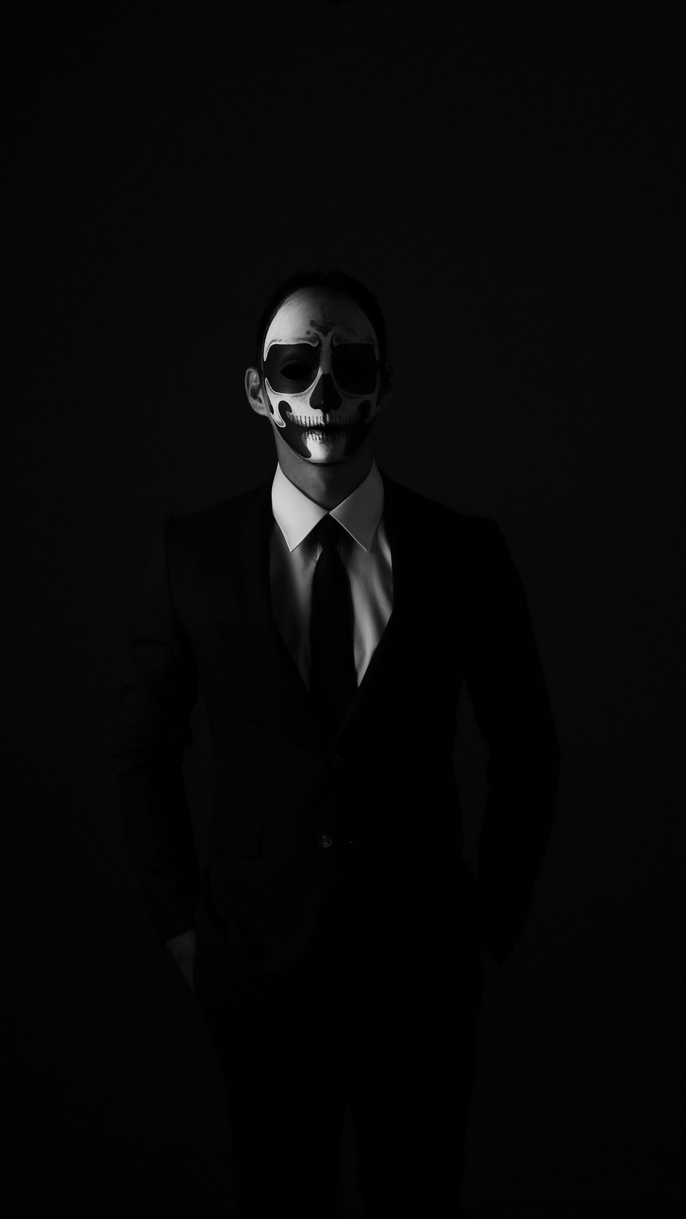 Человек в костюме и маске