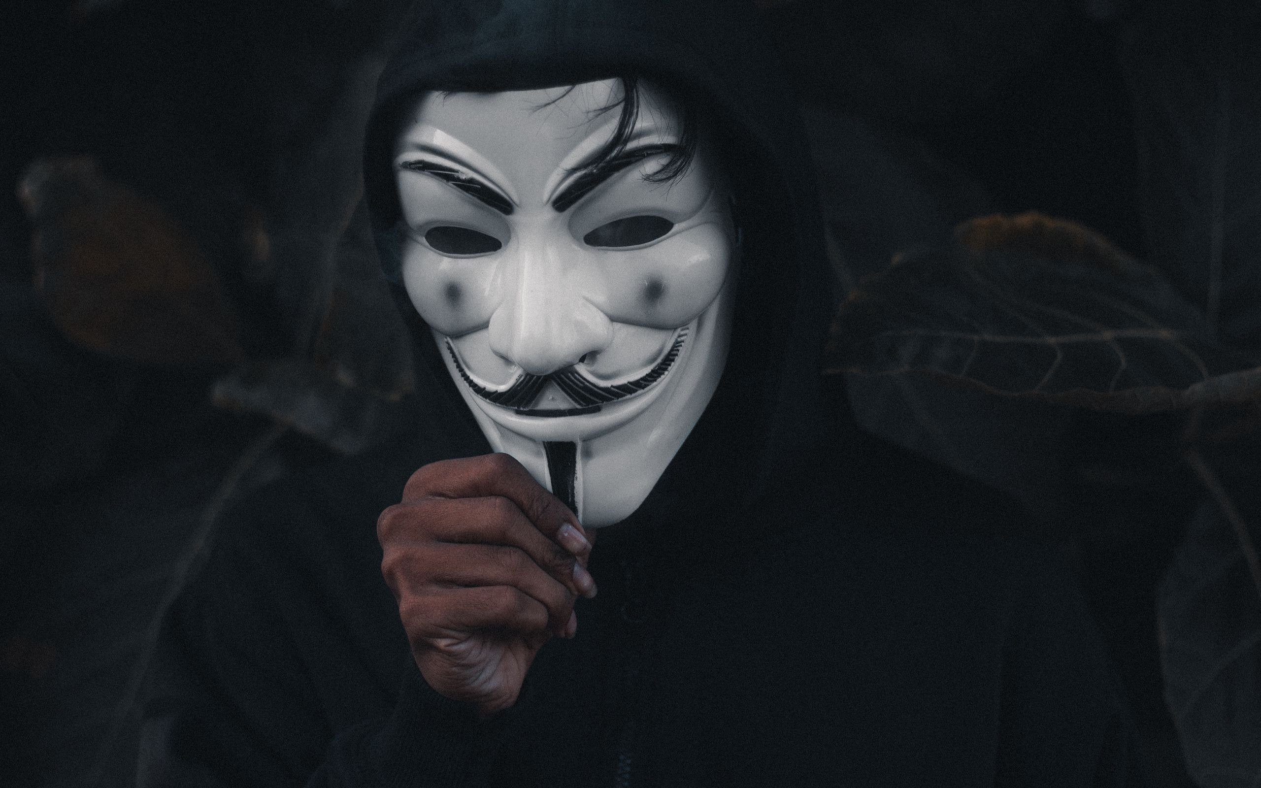 Анонимные объявления masked. Маска Гая Ричи.
