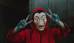 Превью обои маска, капюшон, плащ, жест, аноним