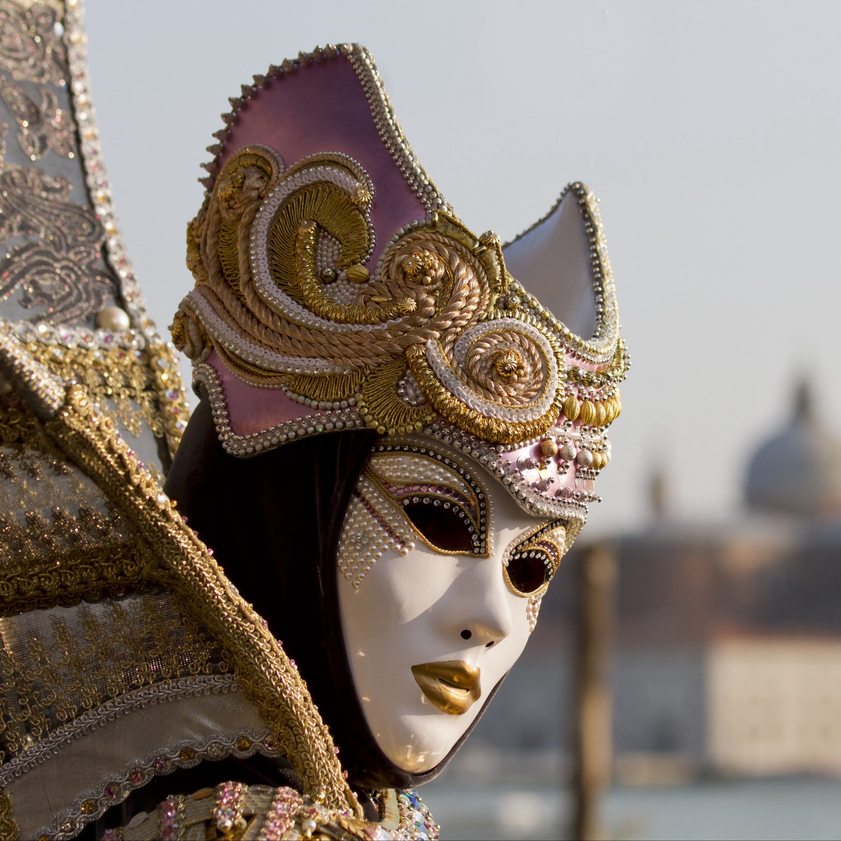 Почему нара в маске. Венеция maskarad. Маска Венеция для карнавала. Венецианская маскарад чадра. Педролино Венецианский карнавал.