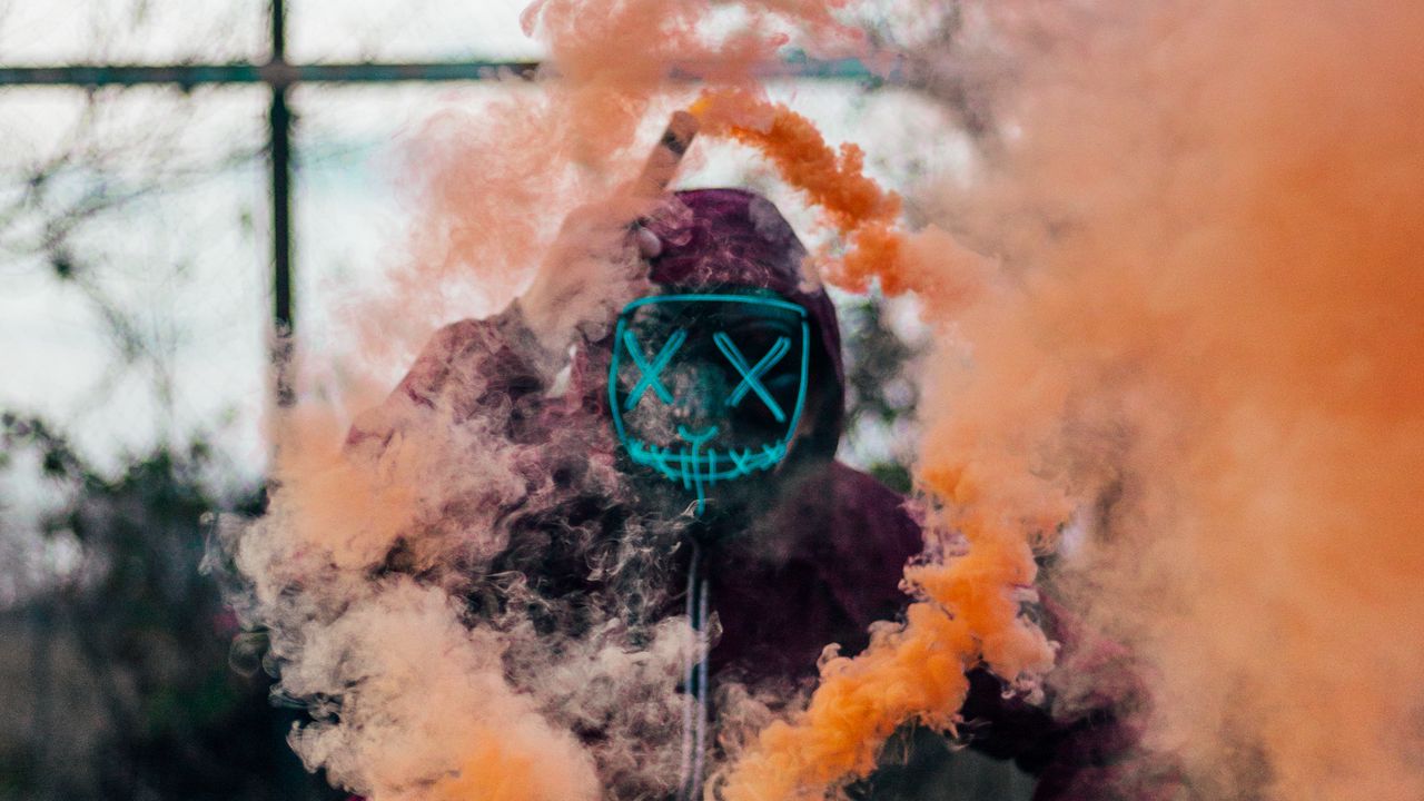 Обои маска, цветной дым, дым, аноним