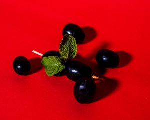 Превью обои маслины, ягоды, зубочистка, красный