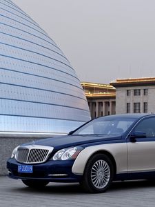 Превью обои maybach 62 s, белый, синий, город, вид сбоку