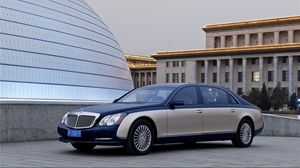 Превью обои maybach 62 s, белый, синий, город, вид сбоку