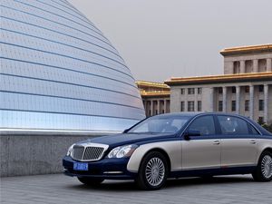 Превью обои maybach 62 s, белый, синий, город, вид сбоку