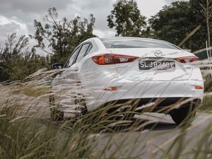 Превью обои mazda 3, mazda, автомобиль, белый, вид сзади, трава, деревья