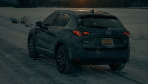 Превью обои mazda cx-5, mazda, автомобиль, внедорожник, серый, вид сзади, снег, закат