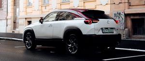 Превью обои mazda mx-30, mazda, автомобиль, белый, улица