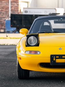 Превью обои mazda mx-5, mazda, автомобиль, желтый, фары