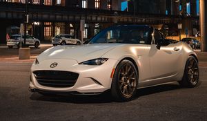 Превью обои mazda mx-5, mazda, автомобиль, белый, улица, огни