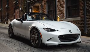 Превью обои mazda mx-5, mazda, автомобиль, белый, колесо