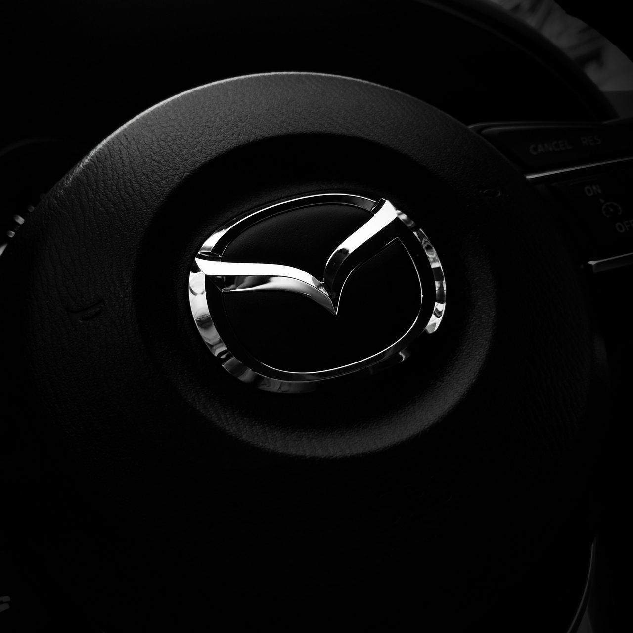 Скачать 1280x1280 mazda, руль, логотип обои, картинки ipad, ipad 2, ipad  mini for parallax