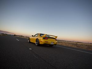 Превью обои mazda rx-7, mazda, автомобиль, желтый, дорога