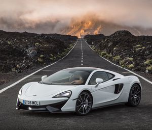 Превью обои mclaren, 570gt, белый, вид сбоку, дорога, горизонт