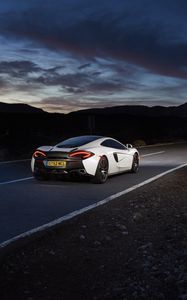 Превью обои mclaren, 570gt, суперкар, дорога, ночь, вид сзади
