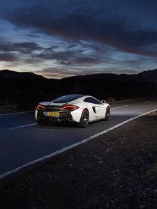 Превью обои mclaren, 570gt, суперкар, дорога, ночь, вид сзади