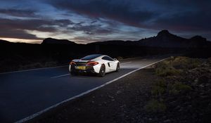 Превью обои mclaren, 570gt, суперкар, дорога, ночь, вид сзади