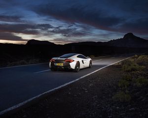 Превью обои mclaren, 570gt, суперкар, дорога, ночь, вид сзади