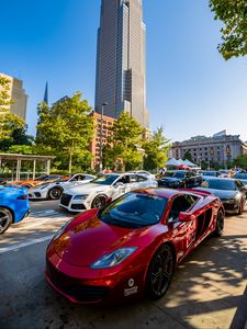 Превью обои mclaren, автомобиль, красный, стоянка