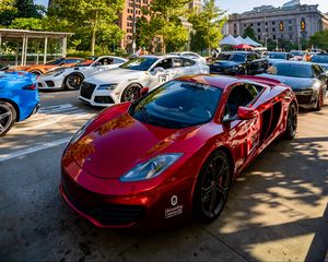 Превью обои mclaren, автомобиль, красный, стоянка
