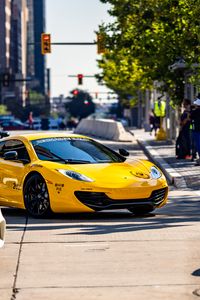 Превью обои mclaren, автомобиль, спорткар, желтый, стоянка