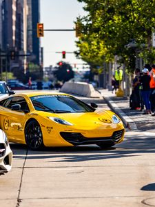 Превью обои mclaren, автомобиль, спорткар, желтый, стоянка