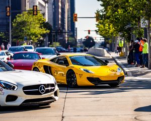 Превью обои mclaren, автомобиль, спорткар, желтый, стоянка