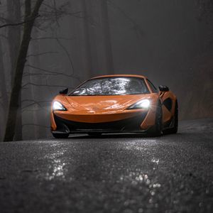 Превью обои mclaren, автомобиль, суперкар, оранжевый, дорога, туман