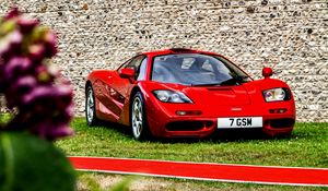 Превью обои mclaren f1, mclaren, автомобиль, спорткар, красный, вид спереди