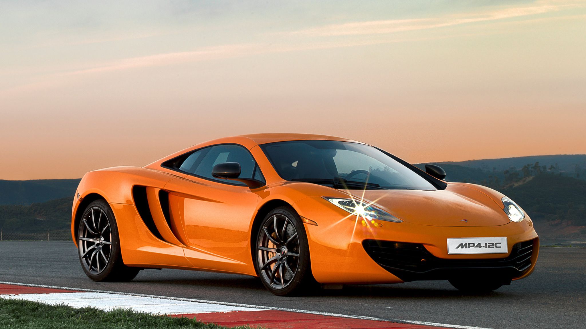 5 12 c. MCLAREN mp4-12c. Макларен мп4 12с. Макларен машина оранжевая. Машина Макларен s 12c.