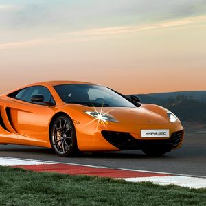 Превью обои mclaren mp4-12c, трасса, оранжевый, вид сбоку, сумерки