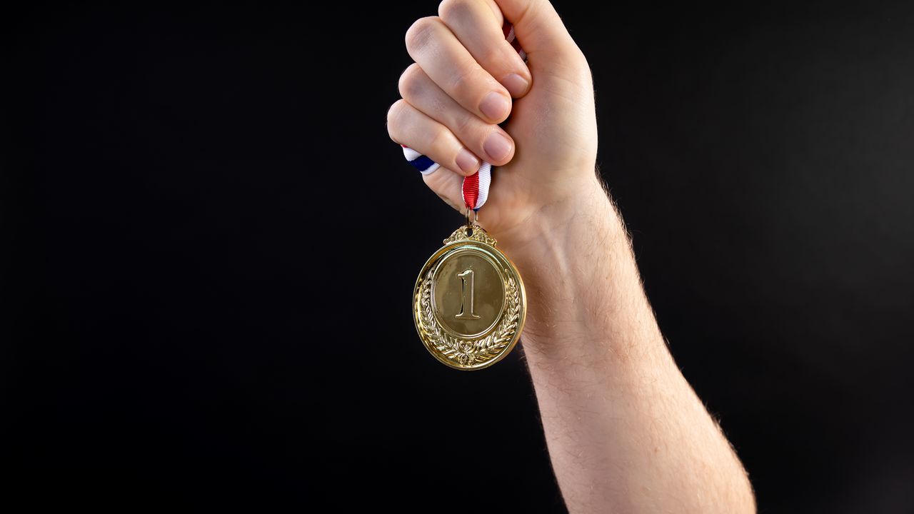 Обои медаль, победа, рука, спорт, черный