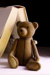 Превью обои медведь, игрушка, книга