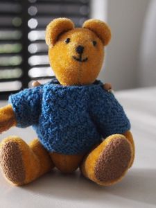 Превью обои медведь, игрушка, кофта