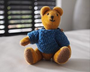 Превью обои медведь, игрушка, кофта