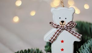 Превью обои медведь, украшение, ветки, хвоя, новый год, рождество, праздники