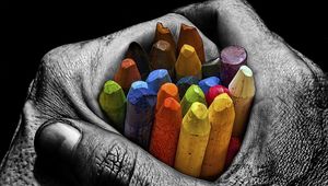 Превью обои мел, карандаши, разноцветный, яркий, руки, ладони