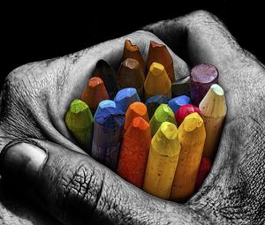 Превью обои мел, карандаши, разноцветный, яркий, руки, ладони