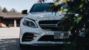 Превью обои mercedes, автомобиль, белый, дерево, листья, уточка