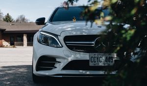 Превью обои mercedes, автомобиль, белый, дерево, листья, уточка