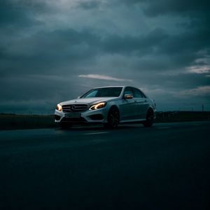 Превью обои mercedes, автомобиль, белый, дорога, сумерки