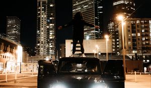 Превью обои mercedes, автомобиль, человек, свобода, город, ночь