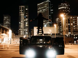 Превью обои mercedes, автомобиль, человек, свобода, город, ночь