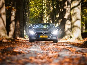 Превью обои mercedes, автомобиль, черный, дорога, свет