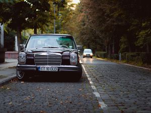 Превью обои mercedes, автомобиль, черный, старый, дорога